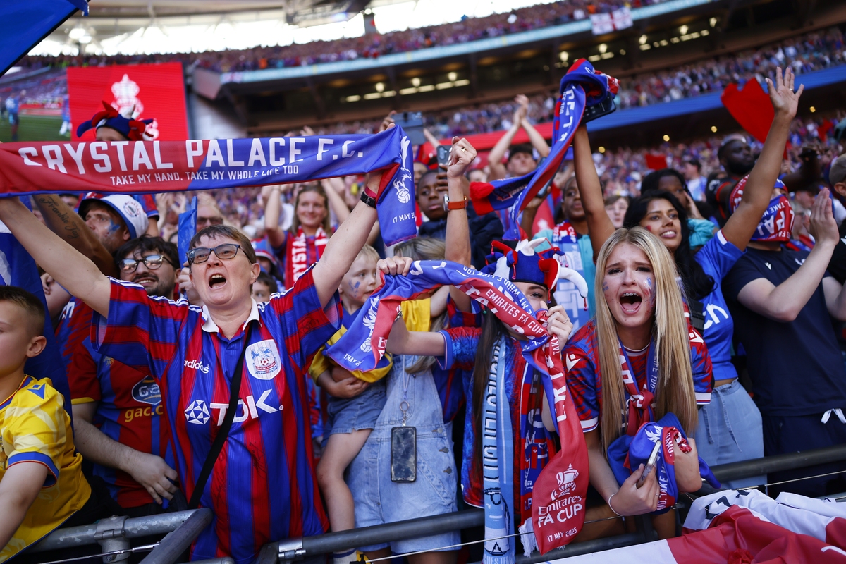 金年会登陆-费耶诺德训练开放日，国际比赛日门线救险引欢呼，欧篮联在即，更衣室氛围转暖(国际篮联比赛用球)