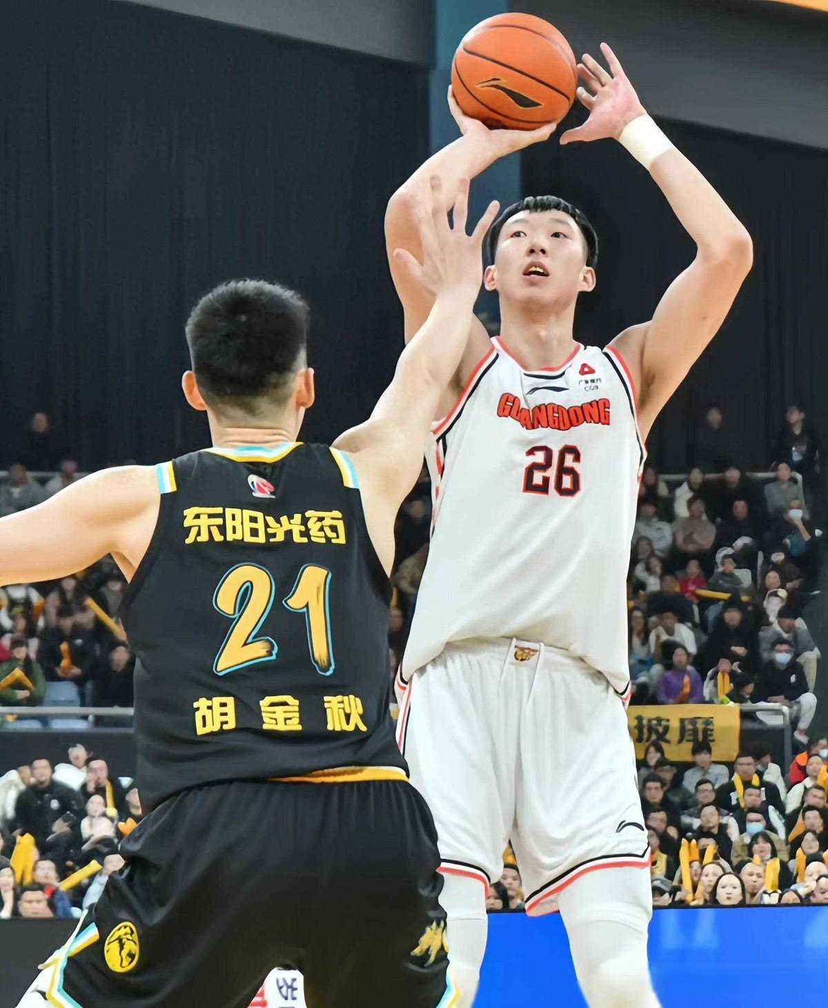 冲刺阶段CBA季后赛焦点战，里尔战术微调，压力陡增，团队化学反应显著(cba有进攻三秒么)